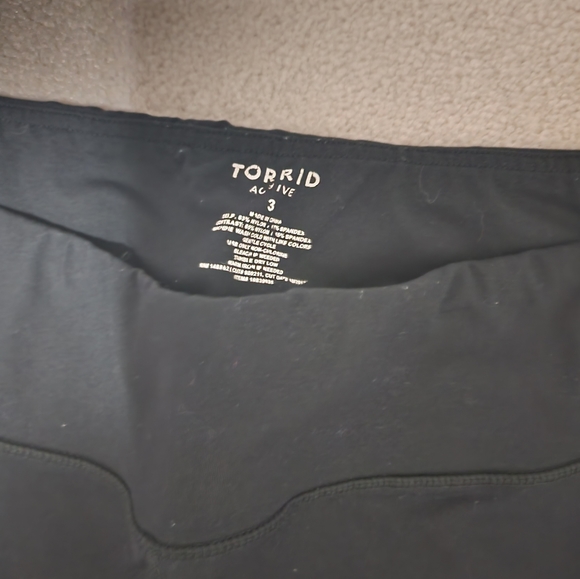 Torrid Black Active Cropped Leggings Sz 3 - Picture 3 of 4